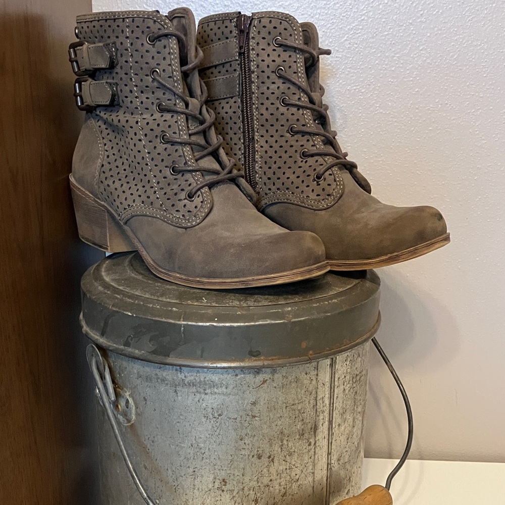 Roxy Lace Up Perforated grey Boots